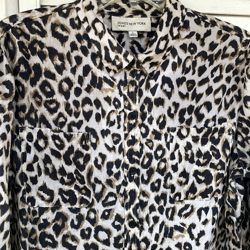 Jones New York Sport button down pocketed shirt. Size: LARGE GREAT WITH JEANS! - Picture 3 of 7